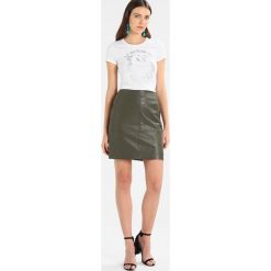 T-shirty damskie: Armani Exchange Tshirt z nadrukiem white