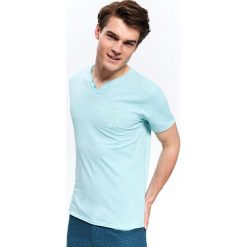 T-shirt z aplikacją. Niebieskie t-shirty męskie Top Secret, na zimę, m, z aplikacjami, z bawełny, z dekoltem w serek, krótkie. W wyprzedaży za 24,99 zł.