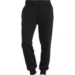 Peak Performance LOGO PANT Spodnie materiałowe black. Czarne spodnie męskie marki Peak Performance, m, bez wzorów, z bawełny, sportowe, długie. Za 479,00 zł.