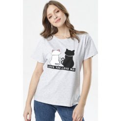 Szary T-shirt Saphophia. Szare bluzki damskie Born2be, s, z nadrukiem, z dzianiny, z okrągłym kołnierzem, z krótkim rękawem. Za 39,99 zł.