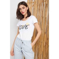 T-shirt z haftowanym napisem. Czarne koszulki damskie Orsay, xs, z nadrukiem, z bawełny, bez kołnierzyka, z krótkim rękawem. W wyprzedaży za 40,00 zł.