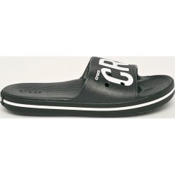 Crocs - Klapki. Czarne klapki damskie Crocs, bez wzorów, z gumy, bez obcasa, na obcasie. W wyprzedaży za 129,90 zł.