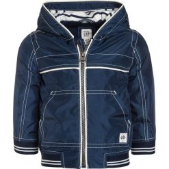 GAP WINDBREAKER Kurtka przejściowa night. Niebieskie kurtki męskie marki GAP, z poliesteru. W wyprzedaży za 132,30 zł.