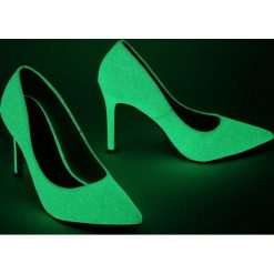 Fluorescencyjne Szpilki Ryleigh. Białe szpilki Renee, bez wzorów, klasyczne, ze szpiczastym noskiem, na wysokim obcasie, na szpilce, bez zapięcia. Za 119,99 zł.