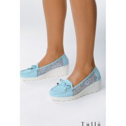 Niebieskie Koturny All Over Me. Niebieskie koturny damskie Born2be, bez obcasa, na koturnie, bez zapięcia. W wyprzedaży za 39,99 zł.