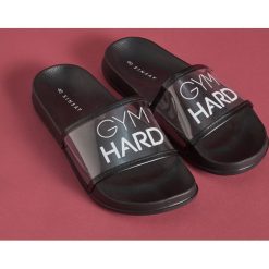 Sportowe klapki Gym Hard - Czarny. Czarne klapki damskie marki Sinsay. Za 39,99 zł.