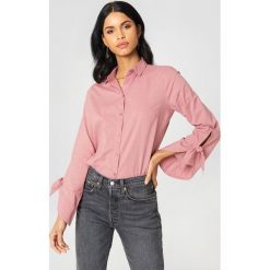 Koszule wiązane damskie: NA-KD Trend Koszula z wiązanymi mankietami – Pink