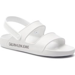 Sandały CALVIN KLEIN JEANS - Prisca R7780 Bright White. Białe klapki damskie Calvin Klein Jeans, bez wzorów, z jeansu, bez obcasa. W wyprzedaży za 169,00 zł.