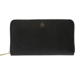 Tory Burch ROBINSON ZIP CONTINENTAL WALLET Portfel black. Czarne portfele damskie Tory Burch. W wyprzedaży za 581,40 zł.