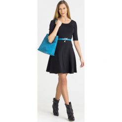 SUKIENKA Patrizia Pepe. Czarne sukienki damskie s, z dzianiny, z okrągłym kołnierzem, dopasowane. Za 470,00 zł.