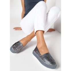 Granatowe Espadryle Free Mind. Niebieskie espadryle damskie Born2be, bez wzorów, bez obcasa. W wyprzedaży za 44,99 zł.