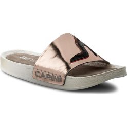 Klapki CARINII - B3980/CT J26-000-000-C37. Żółte klapki damskie Carinii, z aplikacjami, ze skóry, bez obcasa. W wyprzedaży za 149,00 zł.
