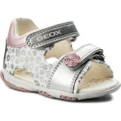 Sandały GEOX - B S.Nicely A B8238A 01054 C0434 M Silver/White. Szare sandały dziewczęce Geox, ze skóry ekologicznej, bez zapięcia. W wyprzedaży za 149,00 zł.