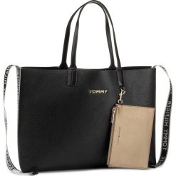 Torebka TOMMY HILFIGER - Iconic Tommy Tote AW0AW07676 BDS. Czarne torebki klasyczne damskie TOMMY HILFIGER, bez wzorów, ze skóry ekologicznej, klasyczne, na ramię, bez dodatków. Za 579,00 zł.