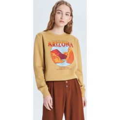 Bluza z nadrukiem - Beżowy. Brązowe bluzy damskie Cropp, s, z nadrukiem, bez rękawów, bez kaptura. Za 59,99 zł.