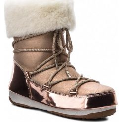 Śniegowce MOON BOOT - Rose Mirror 24008200001 Pink. Różowe kozaki damskie Moon Boot, na zimę, ze skóry ekologicznej, na niskim obcasie, bez zapięcia. W wyprzedaży za 1079,00 zł.