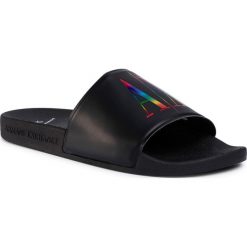 Klapki ARMANI EXCHANGE - XUP004 XV266 N223 Black/Rainbow Logo. Czarne klapki męskie Armani Exchange, z tworzywa sztucznego, bez zapięcia. Za 249,00 zł.