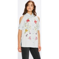 Guess Jeans - Koszula. Niebieskie bluzki damskie marki Guess Jeans, s, z haftami, z lyocellu, klasyczne, z klasycznym kołnierzykiem, z krótkim rękawem. W wyprzedaży za 329,90 zł.