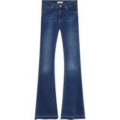 Jeansy dzwony ze średnim stanem. Niebieskie spodnie damskie z wysokim stanem marki Pull & Bear. Za 119,00 zł.