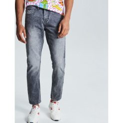 Jeansy comfort - Szary. Szare jeansy męskie Cropp, m, bez wzorów. W wyprzedaży za 49,99 zł.