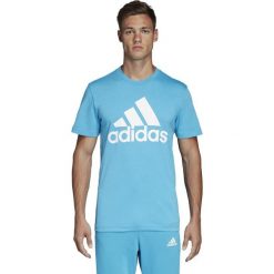 MĘSKA KOSZULKA ADIDAS BADGE OF SPORT (XL). Niebieskie koszulki męskie Adidas, xl, bez wzorów, z bawełny, z kontrastowym kołnierzykiem, bez rękawów, na fitness i siłownię. W wyprzedaży za 79,99 zł.