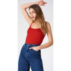 NA-KD Basic Top na ramiączkach basic - Red. Czerwone topy damskie marki NA-KD Basic, bez wzorów, z bawełny, bez kołnierzyka. W wyprzedaży za 25,60 zł.