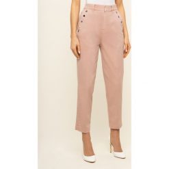 Chinosy Guess Hope W01B84 WCPT1. Różowe spodnie damskie Guess, l. W wyprzedaży za 289,00 zł.