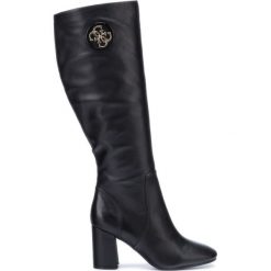 Guess Caela2 Kozaki Czarny. Czarne kozaki damskie Guess, ze skóry, bez obcasa, bez zapięcia. Za 1012,95 zł.