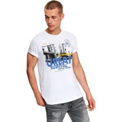 T-shirt z nadrukiem. Białe t-shirty męskie Top Secret, na zimę, m, z nadrukiem, z bawełny, bez kołnierzyka, krótkie. W wyprzedaży za 14,99 zł.