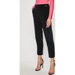 Guess Jeans - Spodnie. Czarne spodnie damskie Guess Jeans, s, z aplikacjami, z elastanu. W wyprzedaży za 239,90 zł.