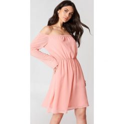 Hannalicious x NA-KD Szyfonowa sukienka z odkrytymi ramionami - Pink. Różowe sukienki mini marki Hannalicious x NA-KD, z szyfonu, z odkrytymi ramionami. W wyprzedaży za 97,17 zł.