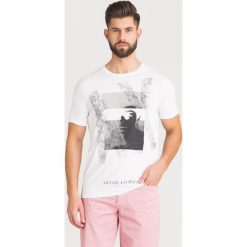 T-SHIRT Armani Exchange. Białe t-shirty męskie Armani Exchange, s, z nadrukiem, z bawełny, z okrągłym kołnierzem. Za 130,00 zł.
