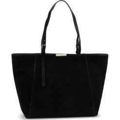 Torebka COCCINELLE - FR1 Cher Suede E1 FR1 11 01 01 Noir 001. Czarne torebki klasyczne damskie Coccinelle, bez wzorów, ze skóry, klasyczne, bez dodatków. Za 1249,00 zł.