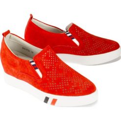 LANQIER 46C1756 czerwony, półbuty, sneakersy damskie. Czerwone koturny damskie Lanqier, bez obcasa, na koturnie, bez zapięcia. Za 189,90 zł.