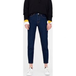 Jeansy mom fit basic. Zielone jeansy damskie Pull&Bear, z jeansu. Za 79,90 zł.
