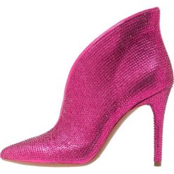 Jessica Simpson LASNIA Botki na obcasie dragon fruit. Czerwone botki damskie Jessica Simpson, ze skóry ekologicznej, klasyczne, bez obcasa, na obcasie, bez zapięcia. Za 549,00 zł.