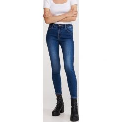 Jeansy slim ze średnim stanem - Granatowy. Niebieskie jeansy damskie Reserved. W wyprzedaży za 69,99 zł.