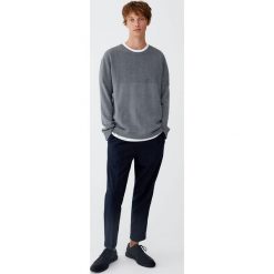 Dzianinowy sweter z wypukłym wzorem na karczku. Swetry męskie Pull&Bear. Za 69,90 zł.