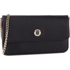 Torebka TOMMY HILFIGER - Honey Mini Crossover AW0AW06629 002. Czarne torebki klasyczne damskie TOMMY HILFIGER, bez wzorów, ze skóry ekologicznej, wizytowe, bez dodatków. W wyprzedaży za 269,00 zł.