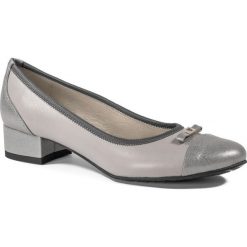 Szaro-srebrne skórzane baleriny z kokardką na przodzie 57G. Szare baleriny damskie Neścior, z aplikacjami, ze skóry, eleganckie, bez obcasa, na obcasie. W wyprzedaży za 199,00 zł.