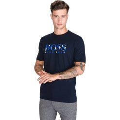 BOSS Tiburt 136 Koszulka Niebieski. Niebieskie podkoszulki męskie Boss, m, z nadrukiem, z bawełny, bez kołnierzyka, z krótkim rękawem, krótkie. Za 268,95 zł.