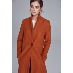 Damski płaszcz jednorzędowy - miodowy. Pomarańczowe płaszcze damskie NIFE, na jesień, bez wzorów, z poliesteru, eleganckie. Za 349,00 zł.