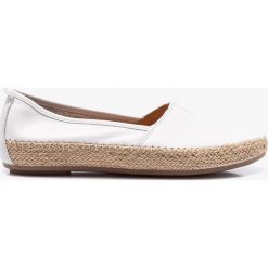 Jana - Espadryle. Białe espadryle damskie marki Jana, bez wzorów, ze skóry, bez obcasa. W wyprzedaży za 239,90 zł.