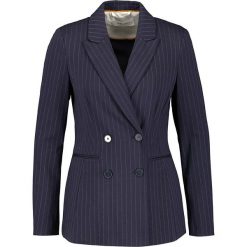 Blezer w kolorze granatowym. Niebieskie bolerka i narzutki damskie Gerry Weber, w paski, bez rękawów. W wyprzedaży za 269,95 zł.