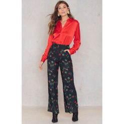 Spodnie z wysokim stanem: NA-KD Trend Rozszerzane spodnie z wysokim stanem – Black,Multicolor