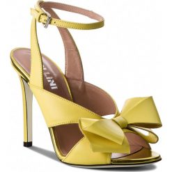 Sandały POLLINI - SA1610AC15TC140A Cedro. Żółte klapki damskie marki Pollini, bez wzorów, ze skóry, bez obcasa, na obcasie. W wyprzedaży za 889,00 zł.