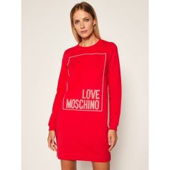 Sukienka dzianinowa LOVE MOSCHINO W584715E 2182. Czerwone sukienki damskie Love Moschino, bez wzorów, z dzianiny, bez kołnierzyka, bez rękawów. Za 969,00 zł.