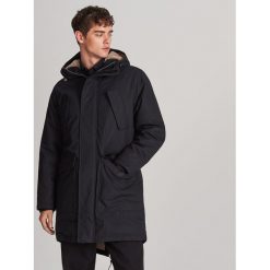 Ocieplana parka z kapturem - Czarny. Czarne parki męskie Reserved, s, bez wzorów, z kapturem. Za 399,99 zł.