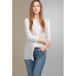 Wizytowa bluzka koszulowa. Bluzki damskie Monnari, bez wzorów, z jeansu, eleganckie, z dekoltem w serek, z długim rękawem. Za 89,50 zł.