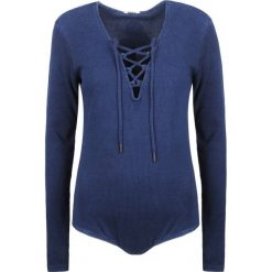 Guess Body. Bluzki damskie Guess, z aplikacjami, z tkaniny, bez kołnierzyka, z długim rękawem. Za 149,00 zł.